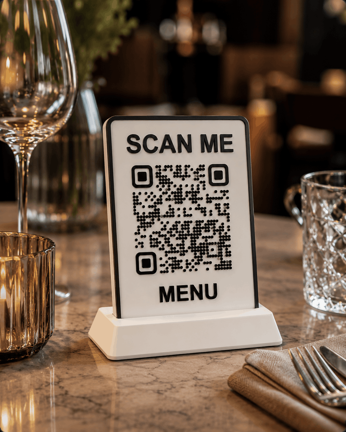 3D printana QR pločica s digitalnim menijem na restoranskom stolu